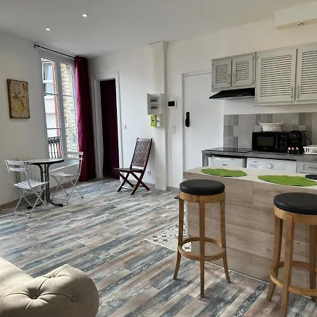 Des Beaux Deluxe Apartment *